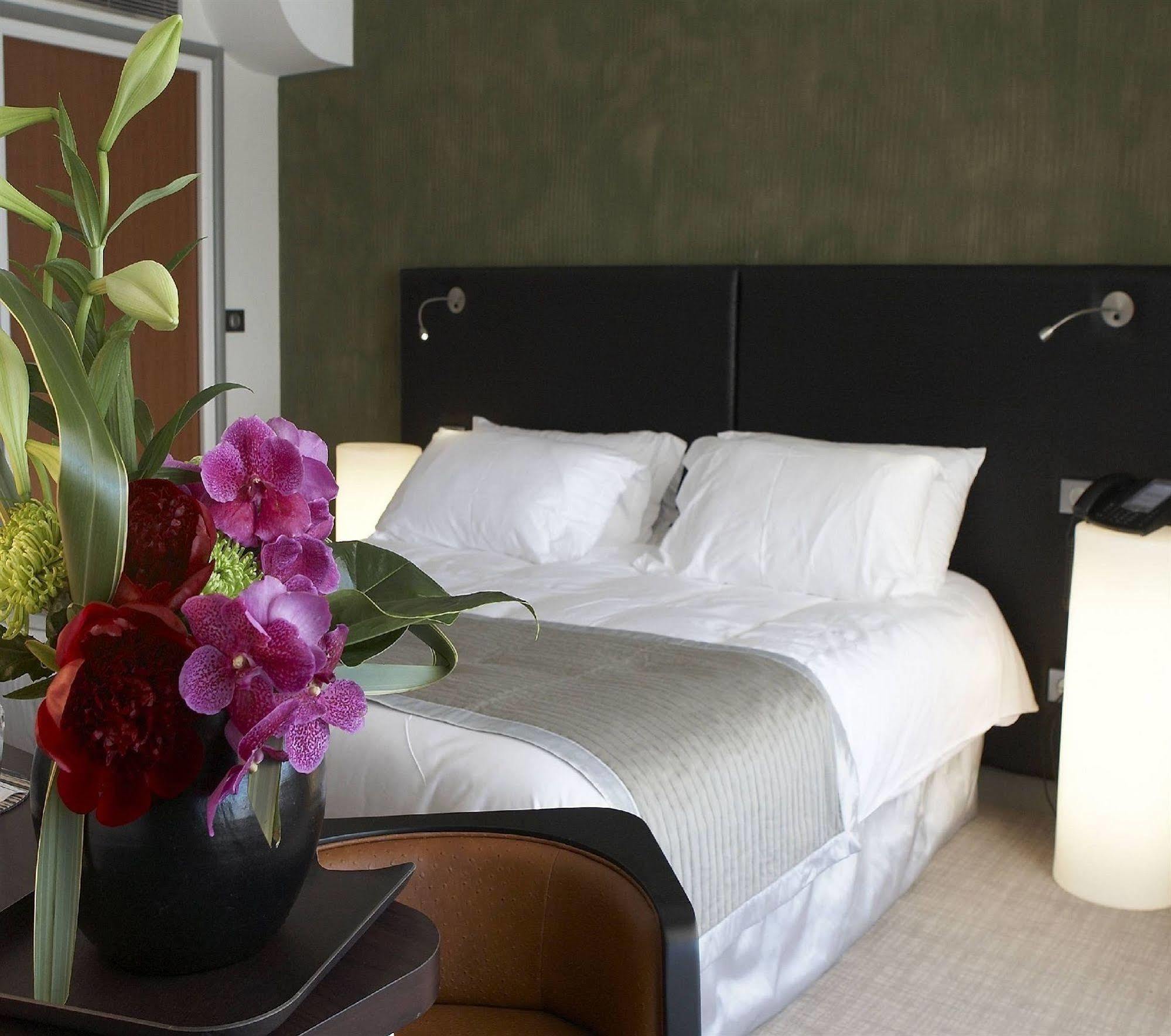 Le Cafe De Paris Hotel